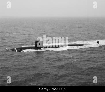 Une vue aérienne sur le port du sous-marin d'attaque nucléaire de classe Los Angeles USS OLYMPIA (SSN 717) est en cours. Pays : inconnu Banque D'Images