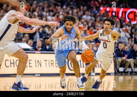 10 janvier 2023: Caroline du Nord Tar talons garde R.J. Davis (4) passe devant la garde de Virginia Cavaliers Kihei Clark (0) pendant la deuxième moitié de l'équipe de basketball ACC à l'aréna John Paul Jones à Charlottesville, en Virginie. (Scott Kinser/Cal Sport Media) Banque D'Images