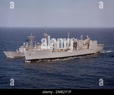 Vue aérienne de l'avant-port du béquet de ravitaillement USS WABASH (AOR 5), en cours de reconstitution de la frégate de missile guidée USS DUNCAN (FFG 10). Pays : Océan Pacifique (POC) Banque D'Images