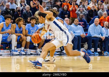 10 janvier 2023: Le garde des cavaliers de Virginie Kihei Clark (0) vole la balle de la Caroline du Nord Tar Heels garde R.J. Davis (4) pendant la deuxième moitié du match de basketball de l'ACC au John Paul Jones Arena de Charlottesville, en Virginie. (Scott Kinser/Cal Sport Media) Banque D'Images