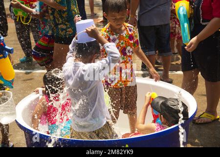 Les thaïlandais jouant à la pulvérisation d'eau Participez au festival Songkran la traditionnelle fête du nouvel an de 13 avril à 15 à Ayutthaya, en Thaïlande. Banque D'Images