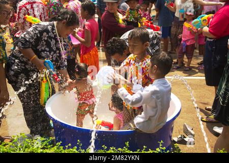 Les thaïlandais jouant à la pulvérisation d'eau Participez au festival Songkran la traditionnelle fête du nouvel an de 13 avril à 15 à Ayutthaya, en Thaïlande. Banque D'Images