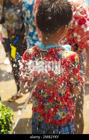 Les thaïlandais jouant à la pulvérisation d'eau Participez au festival Songkran la traditionnelle fête du nouvel an de 13 avril à 15 à Ayutthaya, en Thaïlande. Banque D'Images