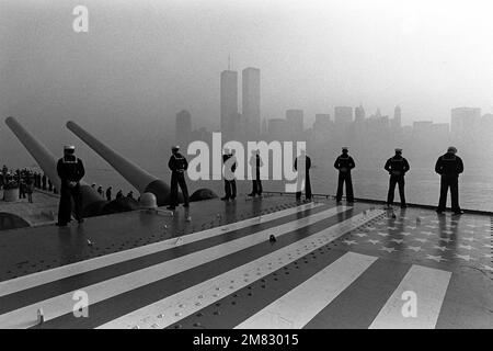 Les hommes de crewmen prennent le rail et le dessus du logement de la tourelle de canon de calibre 7 16 pouces/50 à bord du navire de guerre USS IOWA (BB-61). État: New York (NY) pays: Etats-Unis d'Amérique (USA) Banque D'Images