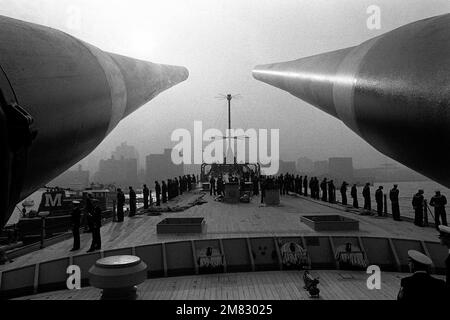 Les hommes de guerre qui occupent le rail à bord du navire de guerre USS IOWA (BB-61) sont encadrés par les canons de deux canons de calibre 7 16 pouces/50 de marque. État: New York (NY) pays: Etats-Unis d'Amérique (USA) Banque D'Images