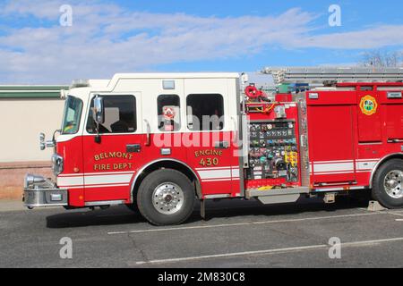 Rouge vif moteur d'incendie américain dans le parking du centre commercial Banque D'Images