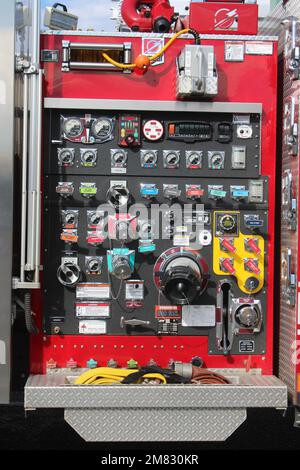 Gros plan sur la vanne de flexible et le panneau de connexion du moteur d'incendie américain Banque D'Images