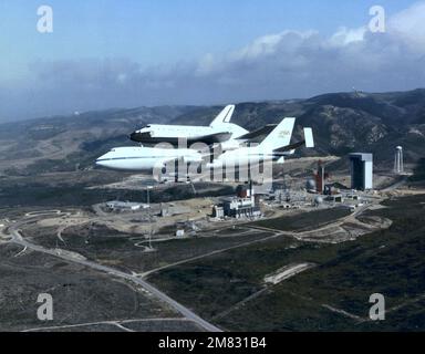 Vue aérienne à gauche de l'orbiteur de la navette spatiale Discovery, au sommet d'un Boeing 747 de la NASA, qui survole le complexe de lancement spatial n° 6. Base: Vandenberg Air Force base État: Californie (CA) pays: États-Unis d'Amérique (USA) Banque D'Images