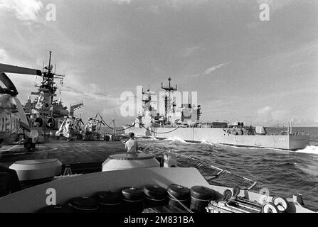 Le destroyer ARTHUR W. RADFORD (DD-968) participe à une reconstitution en cours avec le cuirassé USS IOWA (BB-61). Pays: Océan Atlantique (AOC) Banque D'Images