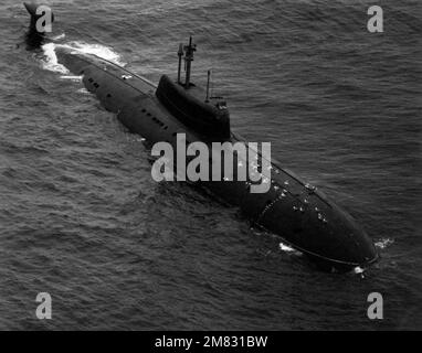 Un avant-arc aérien à tribord d'un sous-marin d'attaque nucléaire de classe Sierra soviétique est en cours. Pays : inconnu Banque D'Images