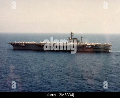 Vue aérienne du porte-avions USS KITTY HAWK (CV 63) en cours. (Image sous-standard). Pays : Océan Pacifique (POC) Banque D'Images