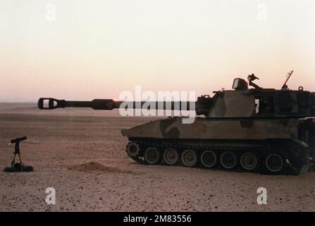 Un obusier M-109 155mm automoteur de la division d'infanterie 24th (mécanisé) est assis en position de tir pendant l'exercice Bright Star '85 commun entre les États-Unis et l'Égypte. Sujet opération/série: BRIGHT STAR '85 pays: Egypte (EGY) Banque D'Images