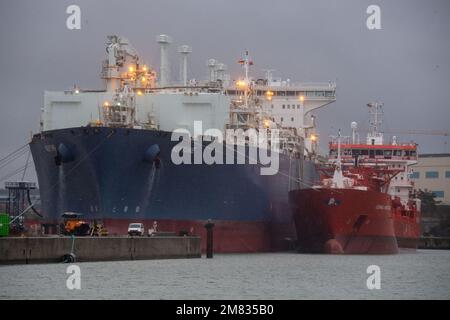 11 janvier 2023, Mecklembourg-Poméranie occidentale, Lubmin : le pétrolier-navette de GNL Coral furcata est amarré au terminal de GNL Neptune dans le port industriel de Lubmin. Le 'Neptune', qui mesure plus de 280 mètres de long, est une unité de stockage et de regazéification flottante (FSRU). Ces navires spéciaux peuvent recevoir du GNL, le chauffer et le transformer en gaz. Selon la société, le chancelier allemand Scholz (SPD) et le ministre de l'économie Habeck (Verts) devraient également assister à la mise en service officielle du terminal de gaz naturel liquéfié (GNL) de Lubmin samedi (14 janvier). Le terminal LNG de Lubmin sera-t-il Banque D'Images