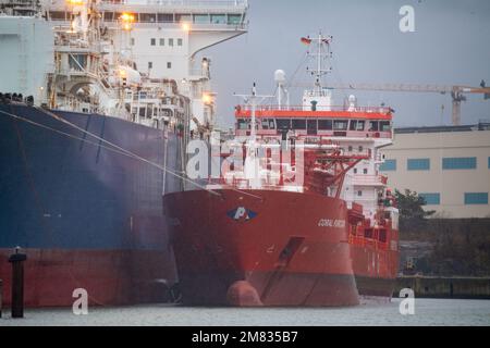 11 janvier 2023, Mecklembourg-Poméranie occidentale, Lubmin : le pétrolier-navette de GNL Coral furcata est amarré au terminal de GNL Neptune dans le port industriel de Lubmin. Le 'Neptune', qui mesure plus de 280 mètres de long, est une unité de stockage et de regazéification flottante (FSRU). Ces navires spéciaux peuvent recevoir du GNL, le chauffer et le transformer en gaz. Selon la société, le chancelier allemand Scholz (SPD) et le ministre de l'économie Habeck (Verts) devraient également assister à la mise en service officielle du terminal de gaz naturel liquéfié (GNL) de Lubmin samedi (14 janvier). Le terminal LNG de Lubmin sera-t-il Banque D'Images