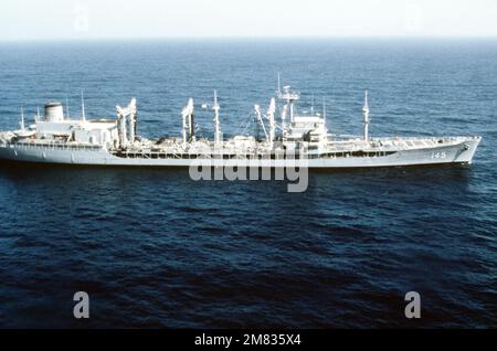 Vue aérienne à tribord du feu de la flotte USNS HASSAYAMPA (T-AO 145) en cours. Pays : Océan Pacifique (POC) Banque D'Images