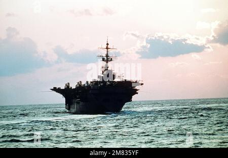 Vue aérienne du quartier portuaire du navire d'assaut amphibie USS IWO JIMA (LPH 2) en cours. Pays : inconnu Banque D'Images