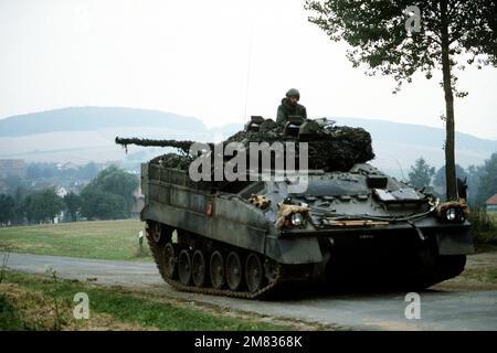 Les soldats entrent dans un véhicule de combat d'infanterie Bradley M2 pendant l'exercice REFORGER '85. Objet opération/série: REFORGER '85 pays: Allemagne de l'Ouest (FRG) Banque D'Images