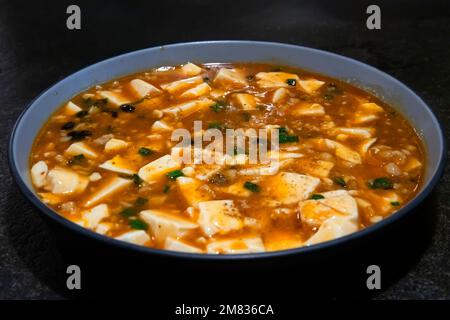 Restaurant chinois, Spicy Mapo tofu, un plat chinois populaire de la province du Sichuan. Hong Kong, Chine. Banque D'Images