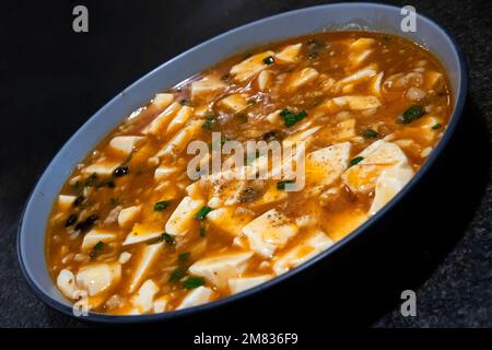 Restaurant chinois, Spicy Mapo tofu, un plat chinois populaire de la province du Sichuan. Hong Kong, Chine. Banque D'Images