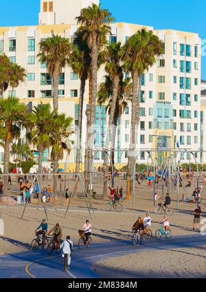 La plage et la piste cyclable de Santa Monica Beach à Santa Monica, Los Angeles, Californie, États-Unis. Banque D'Images