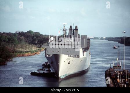 Une vue de l'avant-port du navire de transport de classe Algol du Commandement militaire Seallift USNS BELLATRIX (T-AKR 288) approchant les écluses de Gatun du côté Atlantique du canal. Base: Canal de Panama pays: Panama (PAN) Banque D'Images