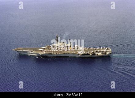 Une vue aérienne du porte-avions USS MIDWAY (CV-41) est en cours. Pays : inconnu Banque D'Images