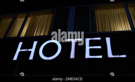 Vieux néons vieux signe d'un hôtel à Berlin dans la soirée Banque D'Images