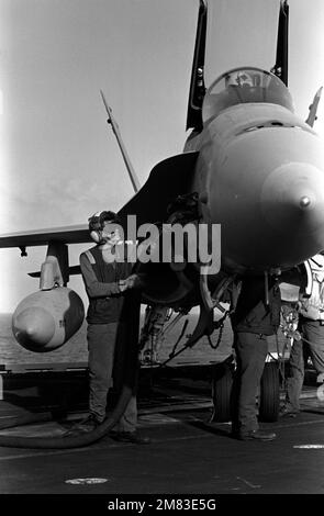 Un avion F/A-18 Hornet du Strike-Fighter Squadron 113 (VFA-113) est alimenté à bord du porte-avions USS Constellation (CV-64). Pays : inconnu Banque D'Images