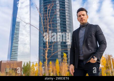 Un homme d'affaires caucasien debout devant le bâtiment Banque D'Images
