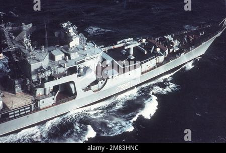 Vue aérienne en gros plan à tribord d'un croiseur de missiles guidé de classe Kara soviétique en cours. De la puissance militaire soviétique 1985. Pays : inconnu Banque D'Images