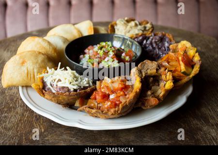 Venezuela petit déjeuner avec patacones et empanadas à Caracas. Banque D'Images