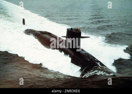 Une vue aérienne à tribord du sous-marin de missiles stratégiques à propulsion nucléaire USS VON STEUBEN (SSBN-632) est en cours. Pays : inconnu Banque D'Images