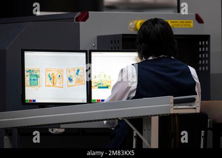 X-ray screenshot dans l'aéroport sur la commande de sécurité. L'Inspection des effets personnels. Service de sécurité. Scanner pour l'inspection des bagages pe numérisés. Banque D'Images