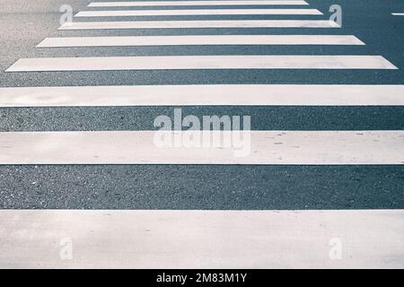 Zebra Cross est utilisé pour traverser pour les piétons. marquages routiers blancs sur l'autoroute. Banque D'Images