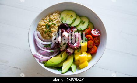 Poke poulpe. Le Poke est une salade servie comme apéritif ou plat principal dans la cuisine hawaïenne Banque D'Images
