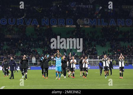 Milan, Italie. 11th janvier 2023. Italie, Milan, jan 10 2023: Gianluigi Buffon (gardien de but de Parme) et ses coéquipiers accueillent les fans à la fin du match de football FC INTER vs PARME, last16 Coppa Italia 2022-2023 San Siro Stadium (photo de Fabrizio Andrea Bertani/Pacific Press) Credit: Pacific Press Media production Corp./Alay Live News Banque D'Images