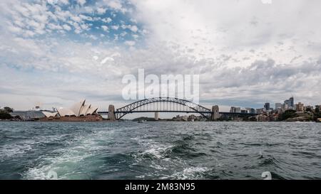 Port de Sydney, Sydney, Australie - 7th décembre 2022 : pont du port de Sydney et Opéra vus depuis un bateau sur le port de Sydney avec un Caribbe royal Banque D'Images