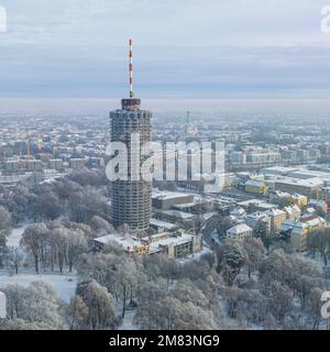 Journée d'hiver enneigée à Augsbourg autour du parc Wittelsbacher et de l'impressionnante tour de l'hôtel Banque D'Images