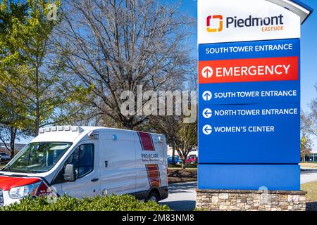 Ambulance au Piedmont Eastside Medical Center à Snellville (Metro Atlanta), Géorgie. (ÉTATS-UNIS) Banque D'Images