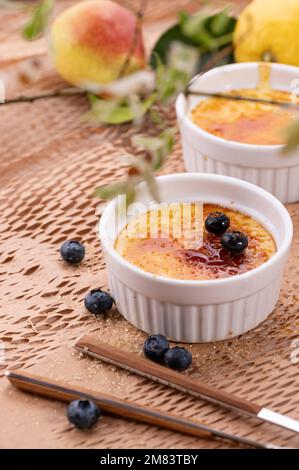 Crème brûlée dans des bols en céramique Banque D'Images