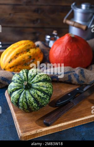 Boîte avec mini citrouilles Banque D'Images