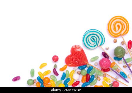 Mélange de sucettes colorées et de bonbons sur fond blanc isolé Banque D'Images