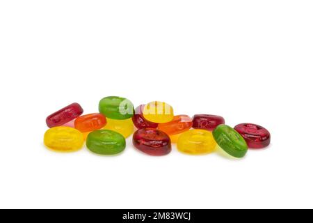 Bonbons colorés sur fond blanc isolé Banque D'Images