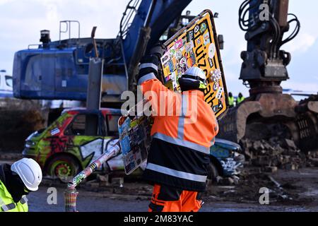 Erkelenz, Allemagne. 11th janvier 2023. Les employés de RWE retirent le signe du village de Lützerath. La société d'énergie RWE veut fouiller le charbon situé sous Lützerath - à cette fin, le hameau sur le territoire de la ville d'Erkelenz à la mine de lignite opencast Garzweiler II doit être démoli. Credit: Federico Gambarini/dpa/Alay Live News Banque D'Images