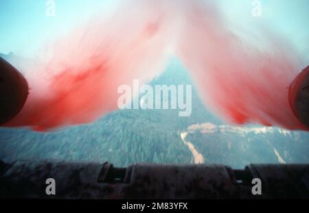 Le produit chimique ignifuge Phos-Chek est pompé à partir de deux buses montées à l'intérieur d'un Hercules C-130 de la Garde nationale de l'air. L'avion est équipé du système de lutte contre l'incendie aéroporté modulaire (MAFFS) et participe aux efforts de lutte contre l'incendie sous la direction des États-Unis Service forestier. État : Californie (CA) pays : États-Unis d'Amérique (USA) Banque D'Images