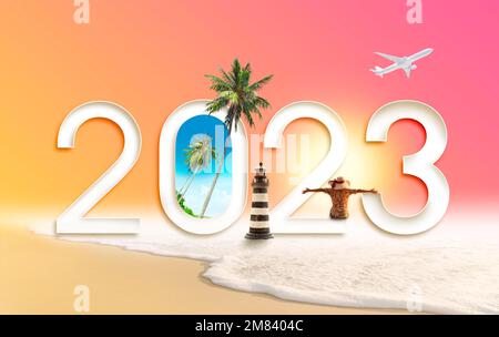 Bonne année 2023. Les femmes de bonheur sur la plage et Voyage vers les destinations d'été en avion Banque D'Images