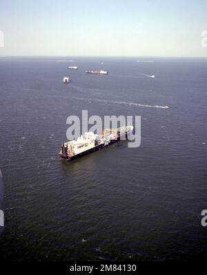 Vue surélevée du quartier portuaire du navire de prépositionnement maritime SS MAJ. STEPHEN W. PLESS (T-AK-3007). D'autres navires de prépositionnement maritime sont en arrière-plan. Pays : inconnu Banque D'Images