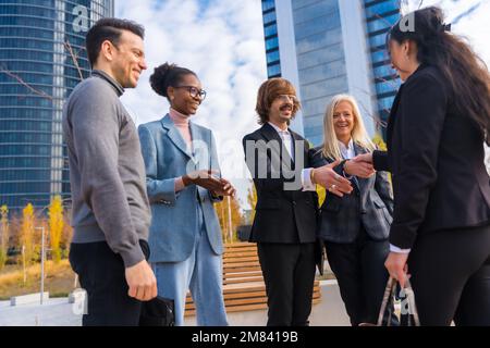 Un groupe d'hommes d'affaires ou de cadres multiethniques se présentant les uns les autres se saluent entre eux Banque D'Images