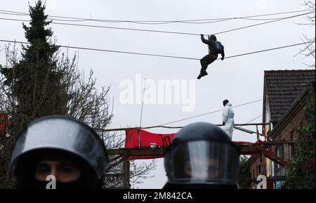 Erkelenz, Allemagne. 12th janvier 2023. Des policiers se tiennent le deuxième jour de l'expulsion dans le hameau lignite de Lützerath occupé par des militants du climat. La société d'énergie RWE veut fouiller le charbon situé sous Lützerath - à cette fin, le hameau sur le territoire de la ville d'Erkelenz à la mine de lignite opencast Garzweiler II doit être démoli. Credit: Rolf Vennenbernd/dpa/Alay Live News Banque D'Images