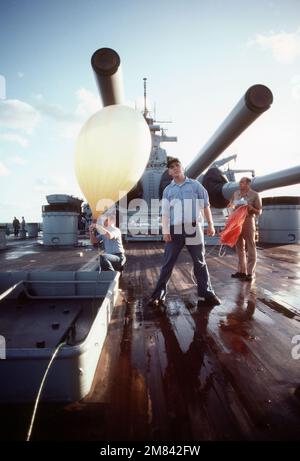 Les aérographes gonflent un ballon météorologique et le préparent pour le lancement depuis le cuirassé USS IOWA (BB 61). Base: USS Iowa (BB 61) pays: Océan Atlantique (AOC) Banque D'Images